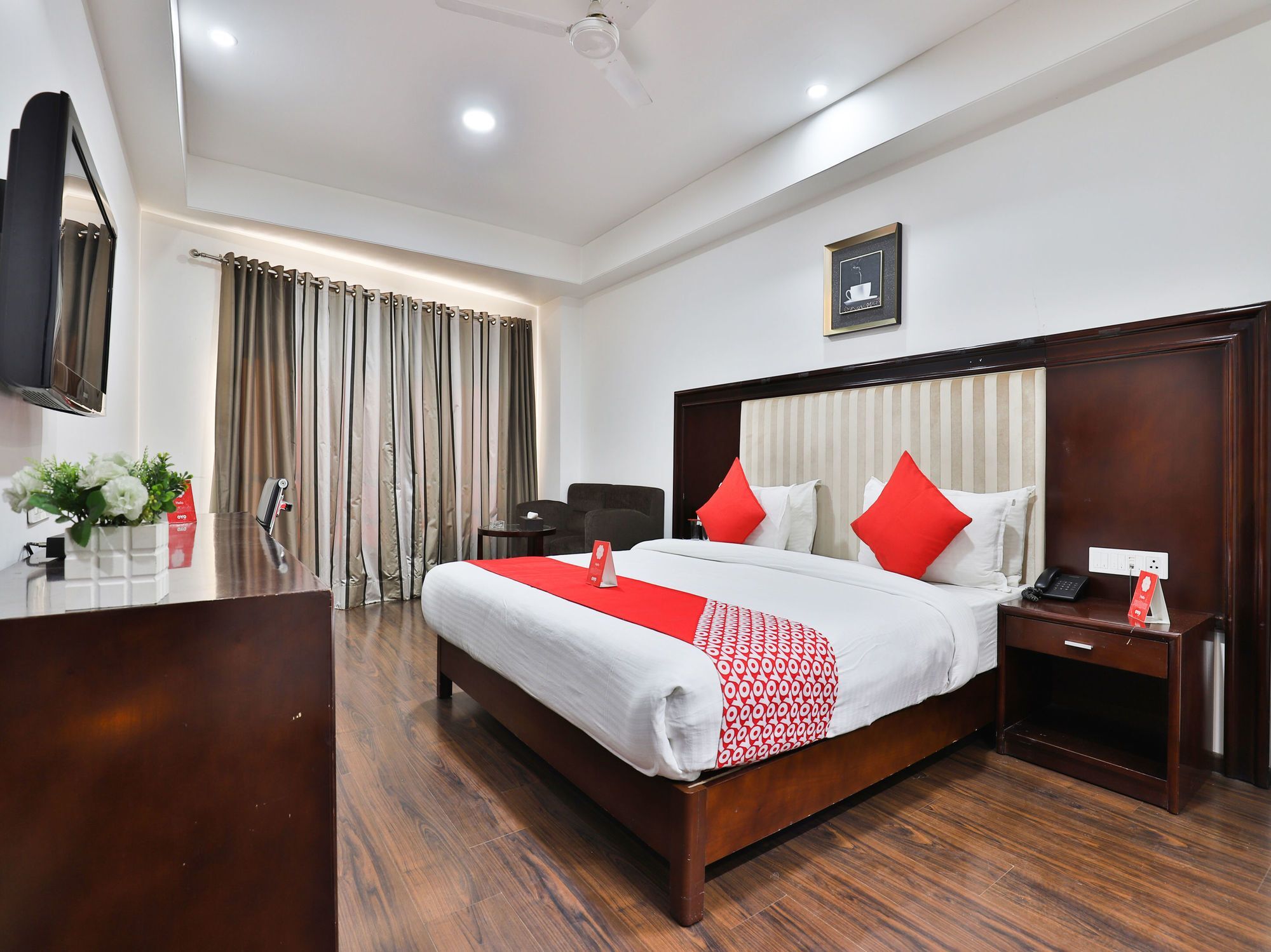 Oyo 4938 Hotel Dev Aadi Ahmedabad Exterior foto