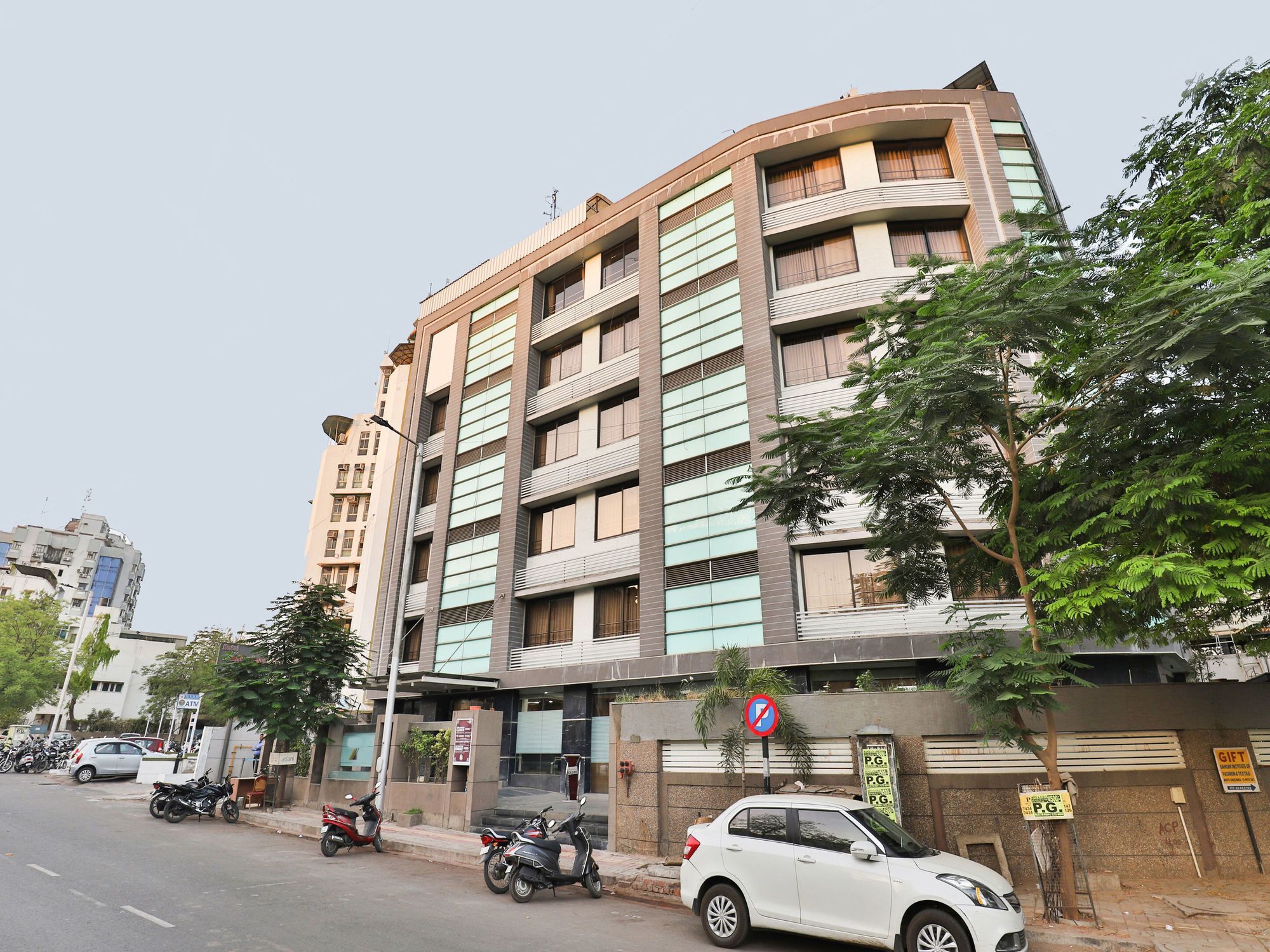 Oyo 4938 Hotel Dev Aadi Ahmedabad Exterior foto
