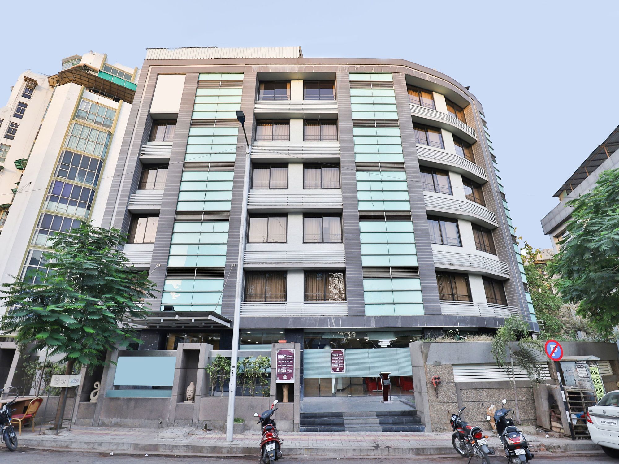 Oyo 4938 Hotel Dev Aadi Ahmedabad Exterior foto
